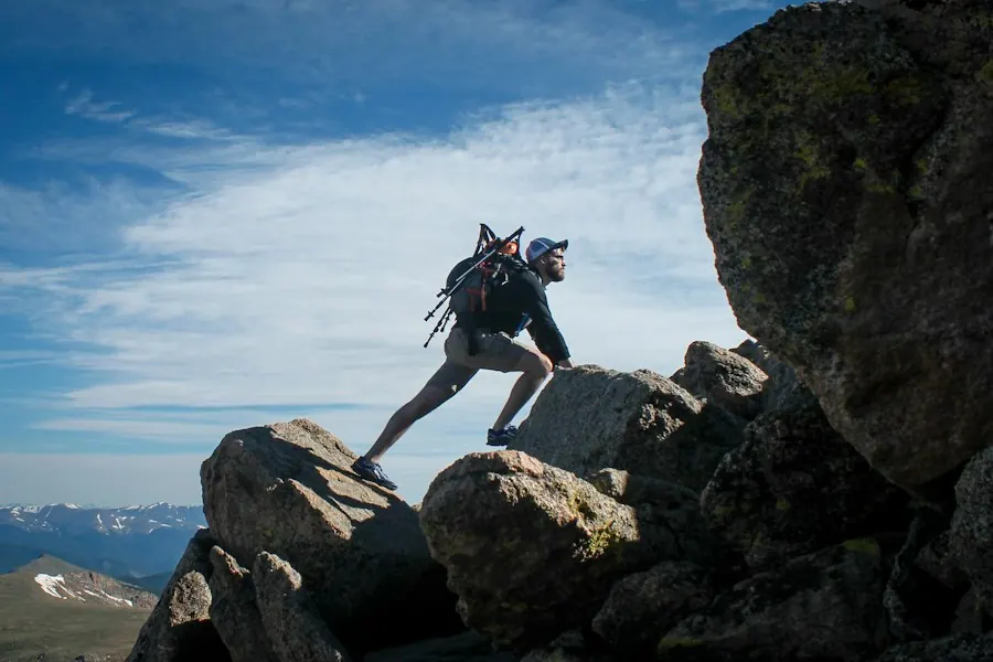 Persona escalando entre rocas