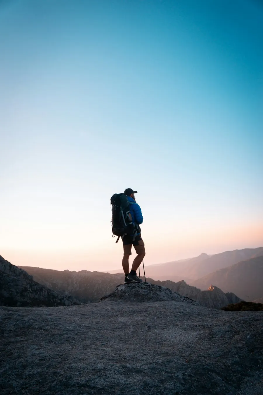 Silueta de un caminante con mochila al atardecer